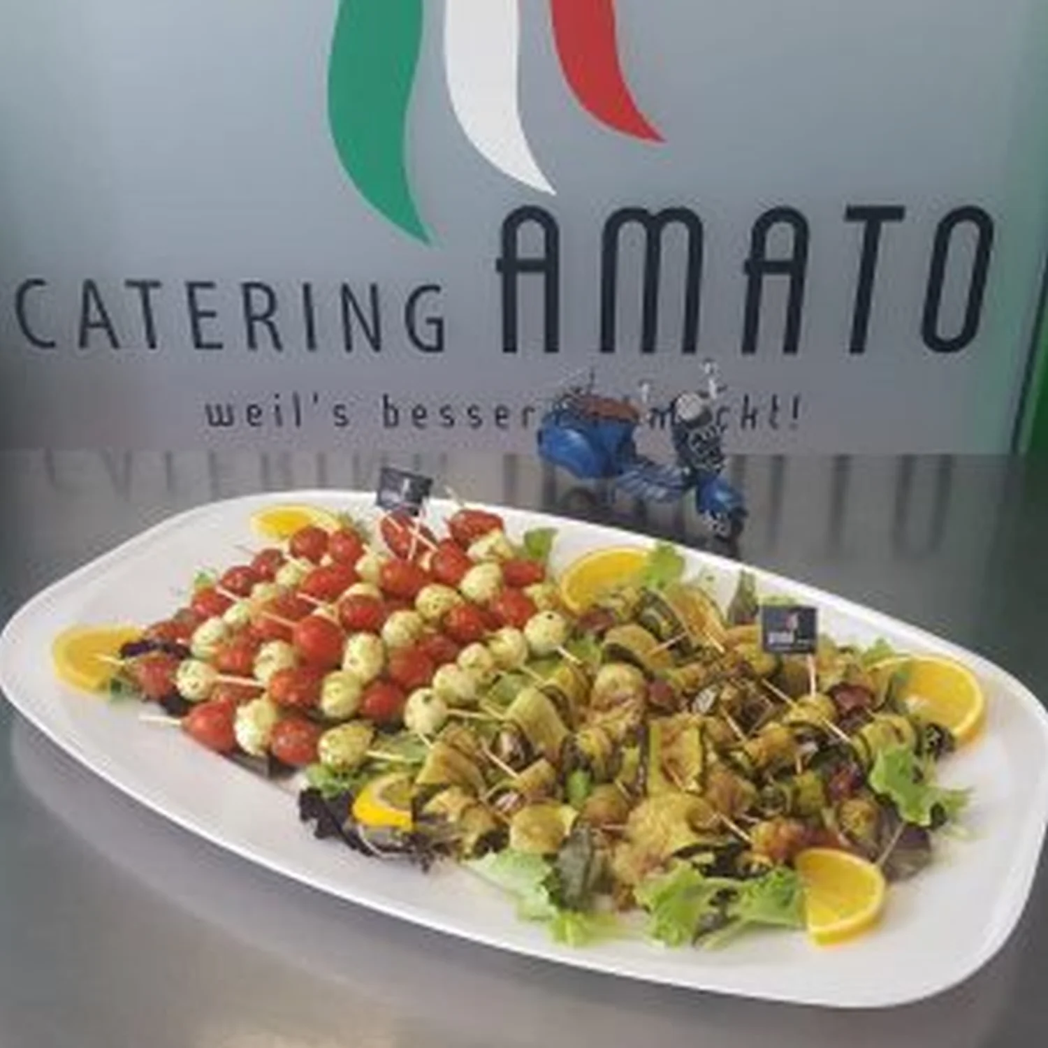 Tomaten-Mozzarellaspieße und Zucchini-Parmaschinken-Parmesanröllchen von Catering Amato